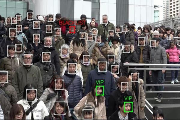 Việc sử dụng công nghệ nhận diện khuôn mặt theo thời gian thực để phân loại và truy vấn thông tin được nhiều quốc gia xem là hành động vi phạm quyền riêng tư của người dùng