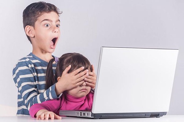 Các nội dung xấu độc trên Internet sẽ gây ra ảnh hưởng tiêu cực tới sự phát triển của trẻ em. 