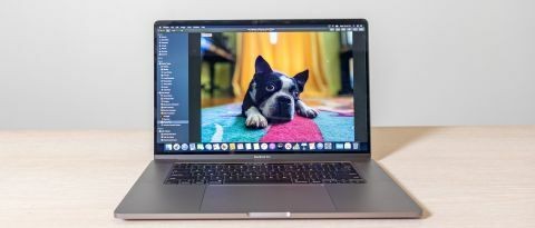 MacBook Pro 16 inch 2019 cũng dày hơn sản phẩm tiền nhiệm. Ảnh: TechRadar.