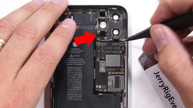 Bị đạn bắn xuyên thủng một lỗ, iPhone 11 Pro Max vẫn vô tư dùng như chưa có chuyện gì xảy ra ảnh 2