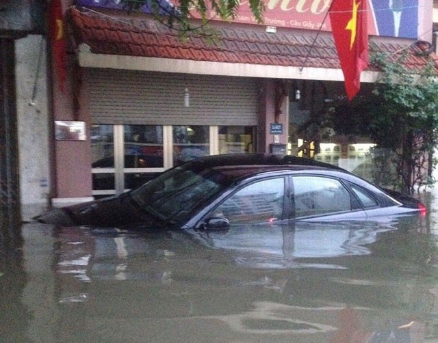 Một chiếc ô tô ngập sâu trong nước trên đường Xuân Thủy - Cầu Giấy