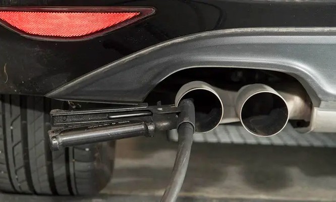 Một đường ống nối vào ống xả của một mẫu xe động cơ dầu trong thử nghiệm khí thải tại Cơ quan kiểm tra kỹ thuật ở Ludwigsburg, Đức. Ảnh: AFP