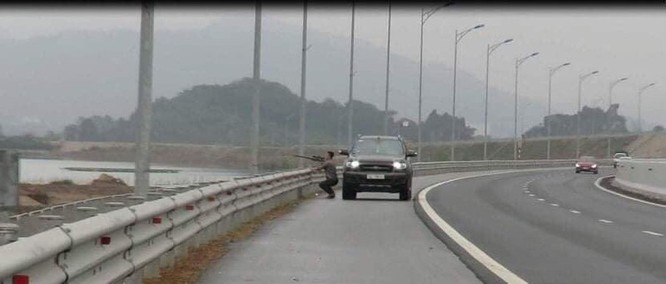 Nam tài xế dừng xe trên cao tốc để bắn chim.