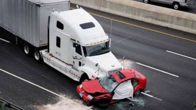 Thực tế, đã xảy ra khá nhiều vụ tai nạn giao thông do xe con chạy trước mặt xe container rồi bất ngờ di chuyển chậm hoặc phanh gấp