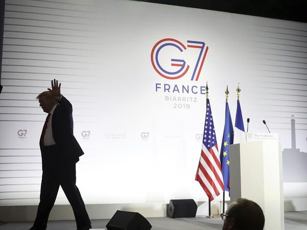 Tổng thống Trump rời cuộc họp báo tại G7 tháng 8/2019 tại Biarritz, Tây Nam Pháp. (Nguồn: AP)