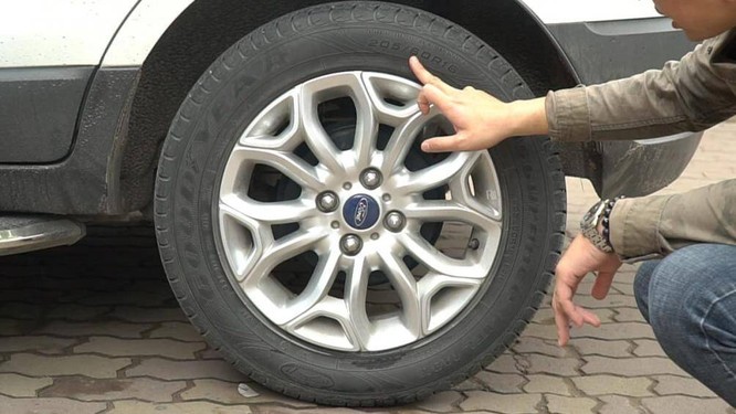 Khi lốp xe ô tô đã quá cũ hoặc bị biến dạng hay cán phải một vật gì đó thì điều này sẽ khiến cho tay lái của xe bị rung lên sau mỗi vòng quay của nó