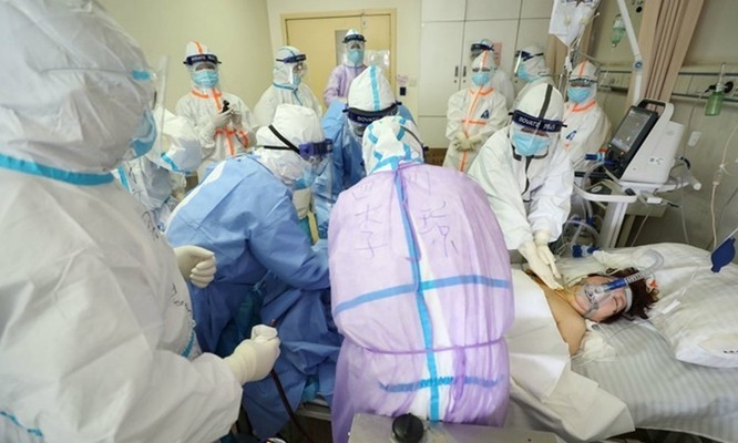 Nhân viên y tế điều trị cho bệnh nhân Covid-19 trong tình trạng nguy kích tại Bệnh viện Chữ Thập đỏ ở Vũ Hán, Trung Quốc hôm 1/3. Ảnh: AFP.