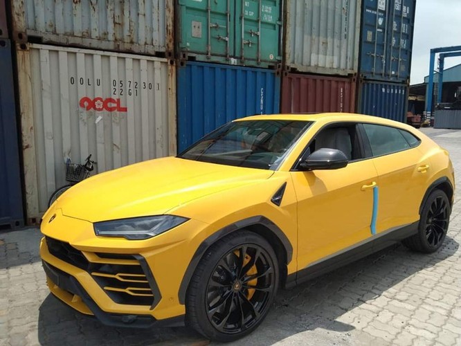 Lamborghini Urus 4 chỗ đầu tiên về Việt Nam sở hữu ngoại thất màu vàng bắt mắt. 