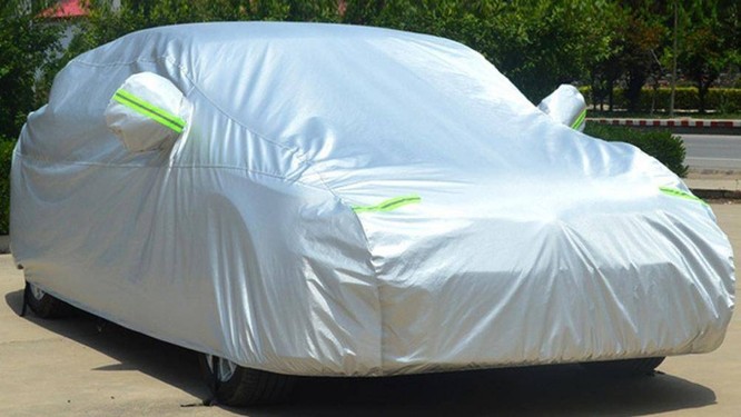 Khi đã chọn bạt chống nóng có kích cỡ phù hợp với xe, bạt sẽ ôm sát gọn vào thân xe, không bị phồng lên khi phủ