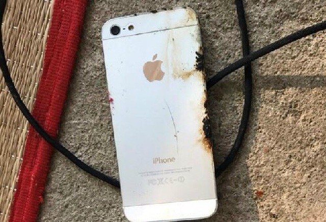 Chiếc iPhone bất ngờ phát nổ khi cắm sạc khiến anh T. hồi tháng 10 năm ngoái