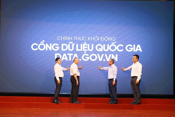 Thứ trưởng Bộ TT&TT Nguyễn Thành Hưng và các đại biểu thực hiện nghi thức khởi động Cổng dữ liệu quốc gia Data.gov.vn.