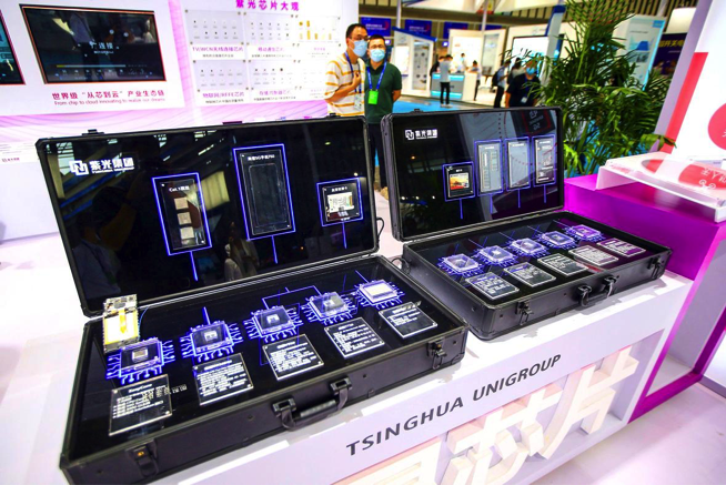 Chip do Tsinghua Unigroup sản xuất được trưng bày tại Hội nghị Bán dẫn Thế giới 2020. Ảnh: AFP.