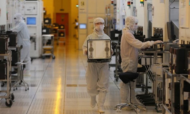 Bên trong nhà máy sản xuất chip SMIC tại Trung Quốc.