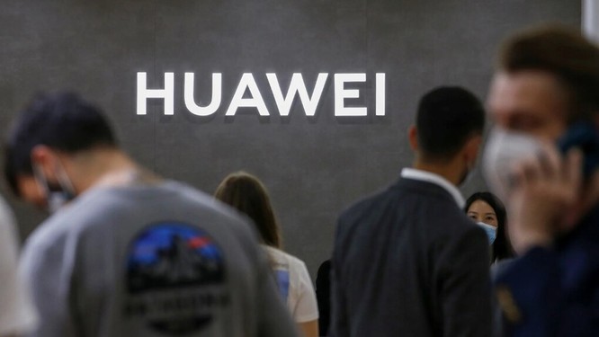 Logo Huawei tại hội chợ công nghệ tiêu dùng IFA, Đức. Ảnh: Reuters.