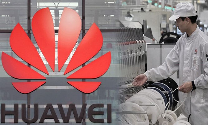 Nhân viên làm việc trên dây chuyền sản xuất điện thoại di động Huawei ở Đông Hoản, Trung Quốc. Cuộc đàn áp của Mỹ đã chặn đứng công ty khỏi nhiều nhà cung cấp chính. Ảnh: Reuters