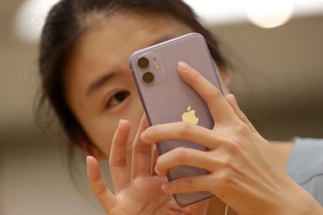 Người Trung Quốc từng kêu gọi tẩy chay iPhone khi Mỹ ban hành lệnh cấm Wechat, TikTok. Ảnh: Reuters