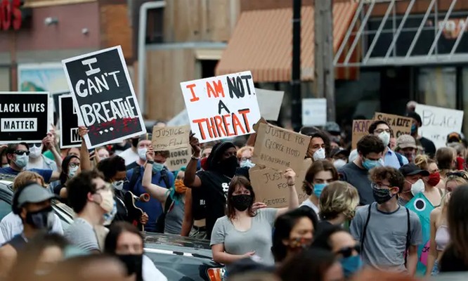 Người biểu tình tuần hành trong làn sóng giận dữ trước cái chết của George Floyd hôm 26/5. Ảnh: Reuters