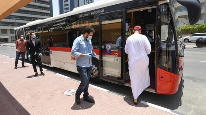 Một chiếc xe bus tại Dubai đang đón khách. Ảnh: Al Arabiya.