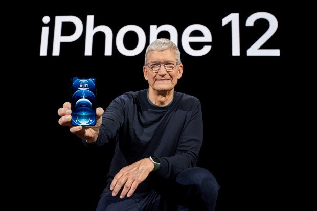 CEO Tim Cook cầm trên tay iPhone 12 mới. Ảnh: Apple