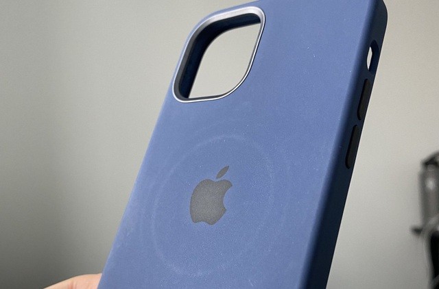 Apple thừa nhận những tác hại không ngờ khi dùng sạc MagSafe trên iPhone 12 ảnh 2
