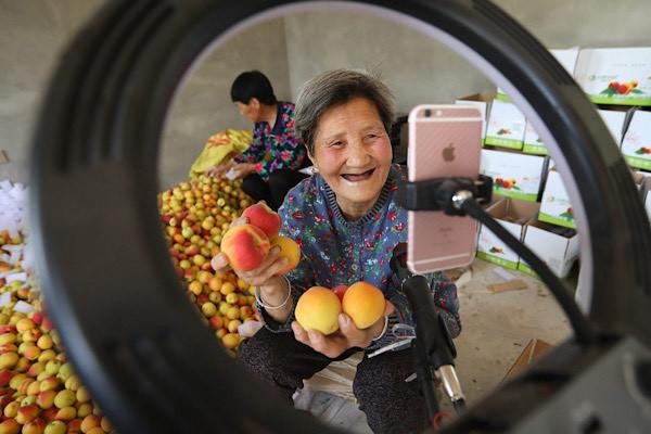 Nông dân Trung Quốc thoát nghèo nhờ thương mại điện tử ảnh 1