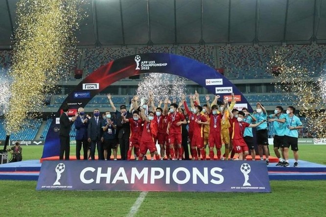 Dân mạng "chế" ảnh hài hước ăn mừng chức vô địch của đội tuyển U23 Việt Nam ảnh 1