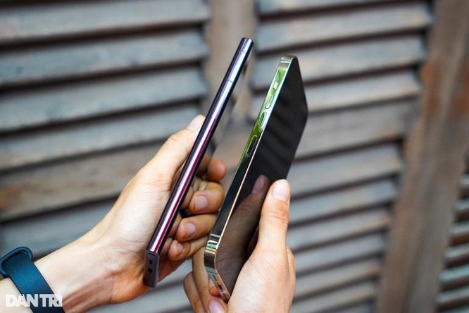 Samsung Galaxy S22 Ultra đối đầu iPhone 13 Pro Max ảnh 2