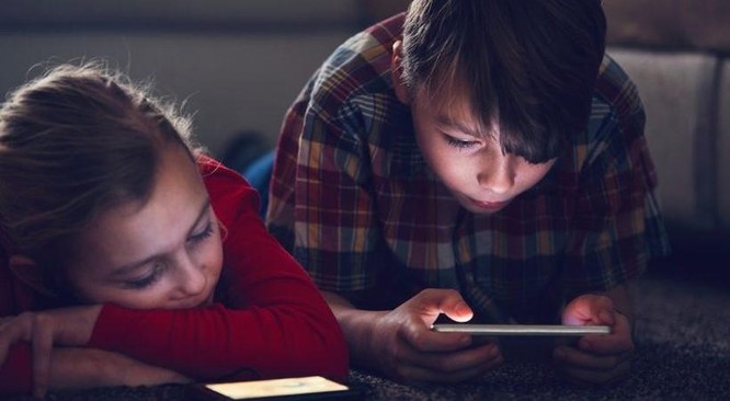 Trẻ em sử dụng mạng xã hội: Cần tăng cường vai trò giám sát, hướng dẫn của gia đình và trường học ảnh 1