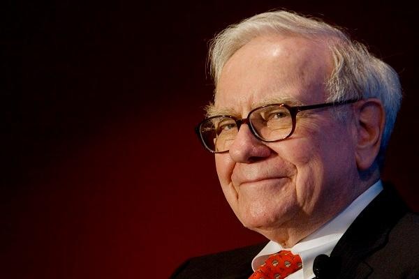 Warren Buffett bán cổ phiếu dược phẩm, ngân hàng, rót tiền vào cổ phiếu viễn thông, dầu khí ảnh 1
