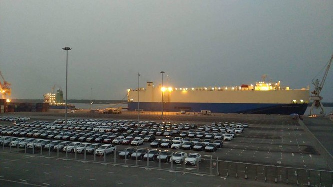 Khu bãi đỗ xe nhập khẩu chuyên dụng của cảng Tân Vũ. Ảnh: Vũ Thúy Hồng