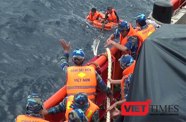 Tàu cá vỏ thép, bỏ mạng trên biển, ngư dân, Bình Định, BĐ 99939TS, sóng đánh chìm, VietTimes