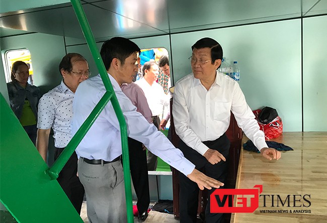Lễ trao tàu cá cho ngư dân có sự tham dự của nguyên Chủ tịch nước Trương Tấn Sang và lãnh đạo tỉnh Quảng Ngãi.