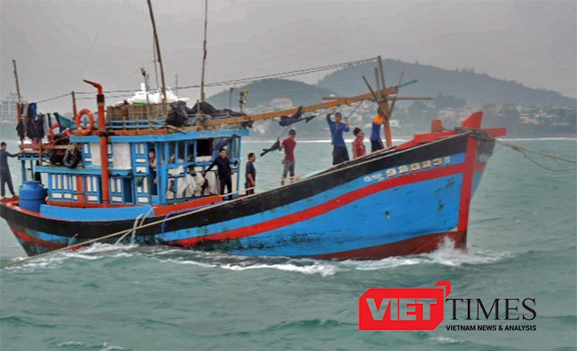 cứu nạn, ngư dân, lai dắt, tàu cá, QNg 92823TS, bị nạn, biển Hoàng Sa, Hải quân Vùng 3, Lý Sơn, không chịu rời tàu, VietTimes