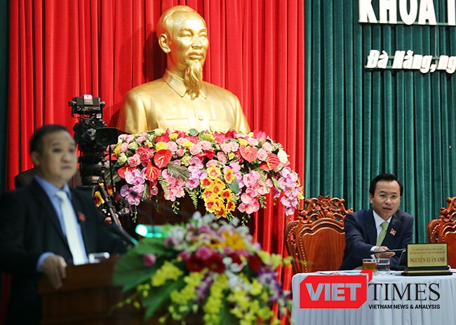 Trước trả lời của Giám đốc Sở TNMT, Chủ tịch HĐND TP Đà Nẵng Nguyễn Xuân Anh truy vấn các cơ quan tham mưu
