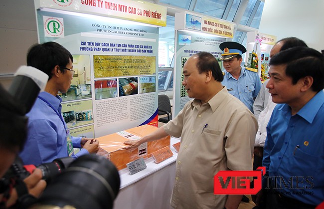 Thủ tướng Nguyễn Xuân Phúc đánh giá cao các sản phẩm lao động của công nhân Việt Nam