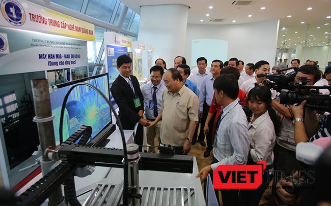 Trước khi bắt đầu buổi đối thoại, Thủ tướng Nguyễn Xuân Phúc đã đi tham quan các gian hàng DN tiêu biểu