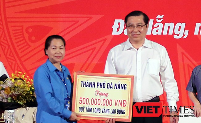 Chủ tịch UBND TP Đà Nẵng Huỳnh Đức Thơ trao tặng 10 nhà “Mái ấm Công đoàn” tương đương 500 triệu đồng.