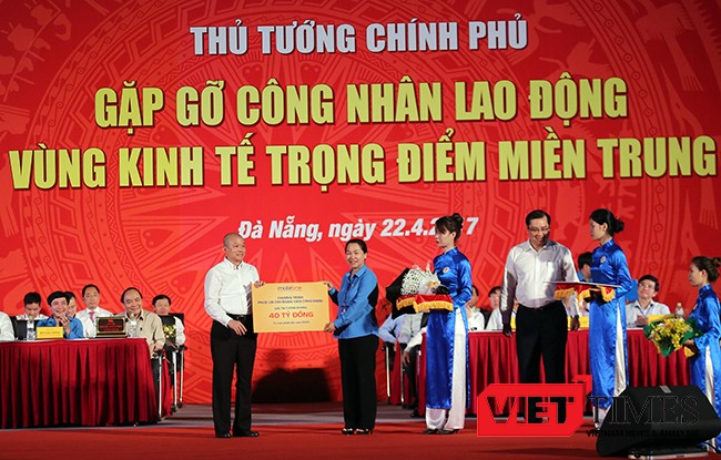 Đại diện của Tổng Cty Viễn thông Mobifone đã trao tặng 40 tỷ đồng cho Tổng Liên đoàn Lao động Việt Nam để thực hiện cam kết chăm lo phúc lợi cho Đoàn viên Công đoàn và công nhân lao động