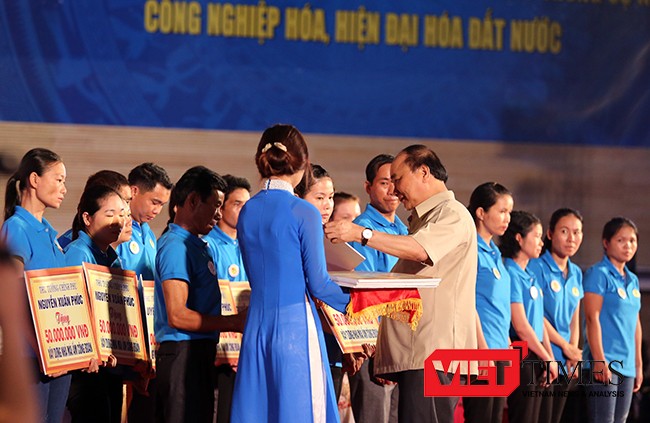 Tại buổi đối thoại, Thủ tướng Chính phủ Nguyễn Xuân Phúc đã trao tặng 20 ngôi nhà “Mái ấm Công đoàn” với tổng trị giá 1 tỷ đồng cho 20 trường hợp công nhân lao động có hoàn cảnh khó khăn ở Thừa Thiên -Huế, Đà Nẵng và Quảng Nam.