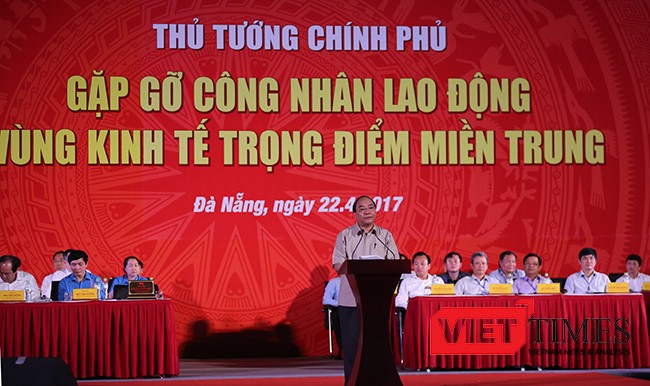 Thủ tướng Nguyễn Xuân Phúc bắt đầu buổi đối thoại bằng bài phát biểu ngắn gọn, với hy vọng ghi nhận được nhiều ý kiến của lực lượng công nhân, người lao động
