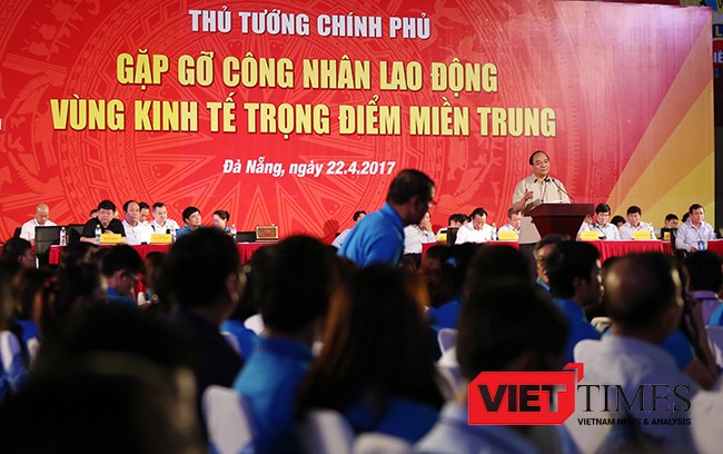 Thủ tướng Nguyễn Xuân Phúc trả lời từng câu hỏi của công nhân và người lao động một cách thấu đáo
