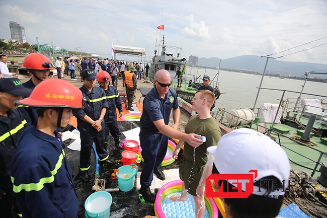 Lực lượng Hải quân Mỹ hướng dẫn cách xử lý nhiễm dầu trên người nạn nhân