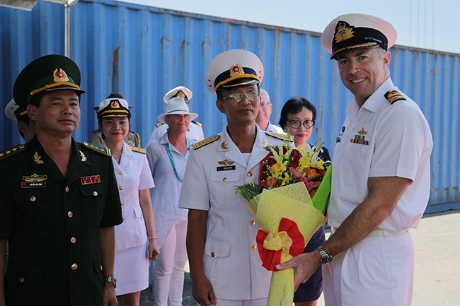 Lễ đón tàu HMAS Ballarat được cử hành ngay tại Cảng Tiên Sa với sự tham dự đại diện phía Việt Nam và Đại sứ Quán Australia tại Việt Nam