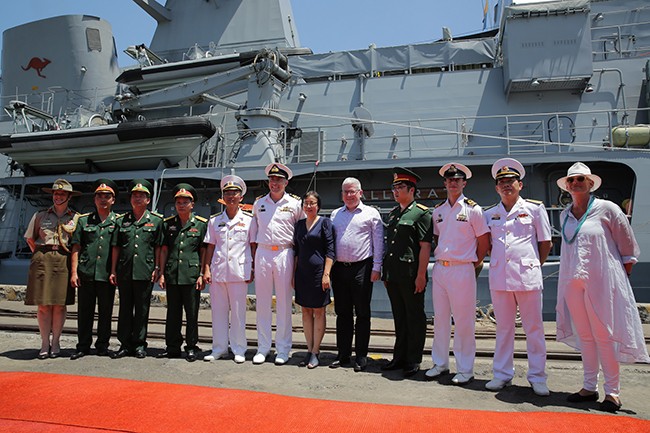 Các bên chụp ảnh lưu niệm nhân chuyến thăm của tàu lửa dẫn đường HMAS Ballarat đến Đà Nẵng