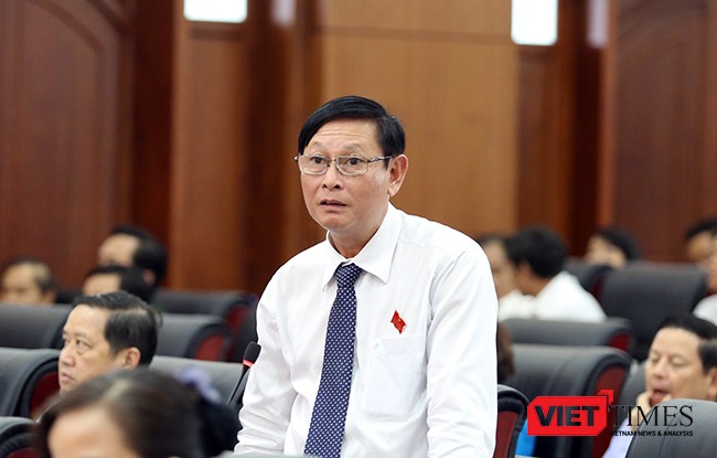 Đại biểu Cao Xuân Thắng chất vấn Giám đốc Sở Xây dựng Vũ Quang Hùng về quy hoạch bãi đỗ xe