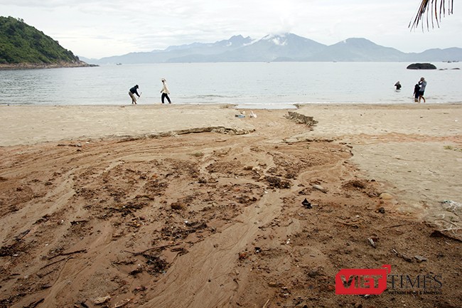 Bùn đất theo mưa từ công trình Dự án Khu du lịch Biển Tiên Sa đổ tràn xuống biển đang đe dọa hệ sinh thái nơi đây
