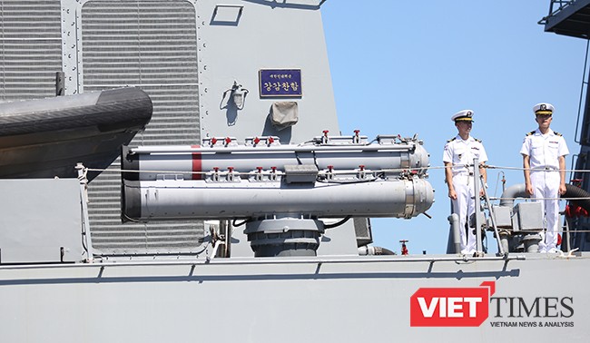 Tổ hợp ngư lôi chống ngầm mạnh mẽ với tổ hợp tên lửa chống ngầm Hong Sang Eo (cá mập đỏ) và hai cụm máy phóng ngư lôi cỡ 324mm được đặt 2 bên mạn hạm kết nối với hệ thống radar tự tìm và diệt mục tiêu.