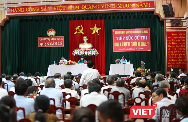 Chiều 4/10, Đoàn Đại biểu Quốc hội TP Đà Nẵng đã có buổi tiếp xúc với hơn 200 cử tri đại diện cho cử tri quận Cẩm Lệ về công tác chuẩn bị trước Kỳ họp thứ 4-Quốc hội khóa XIV.