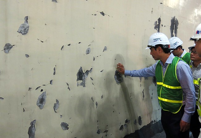 Thứ trưởng Bộ GTVT Lê Đình Thọ kiểm tra trực tiếp các vết nứt tại thân hầm Hải Vân 1