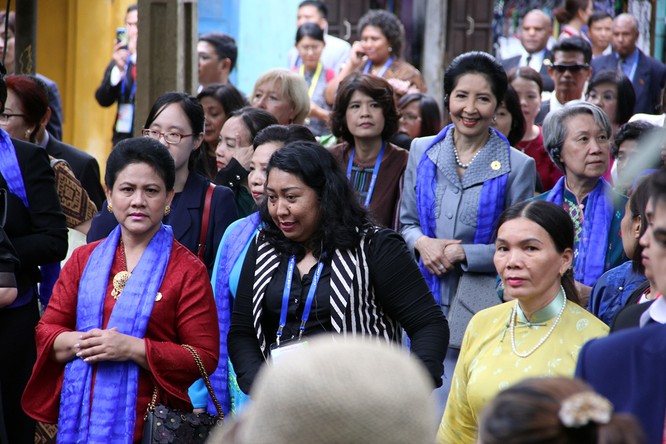 Đoàn phu nhân lãnh đạo APEC dạo phố cổ Hội An ảnh 7